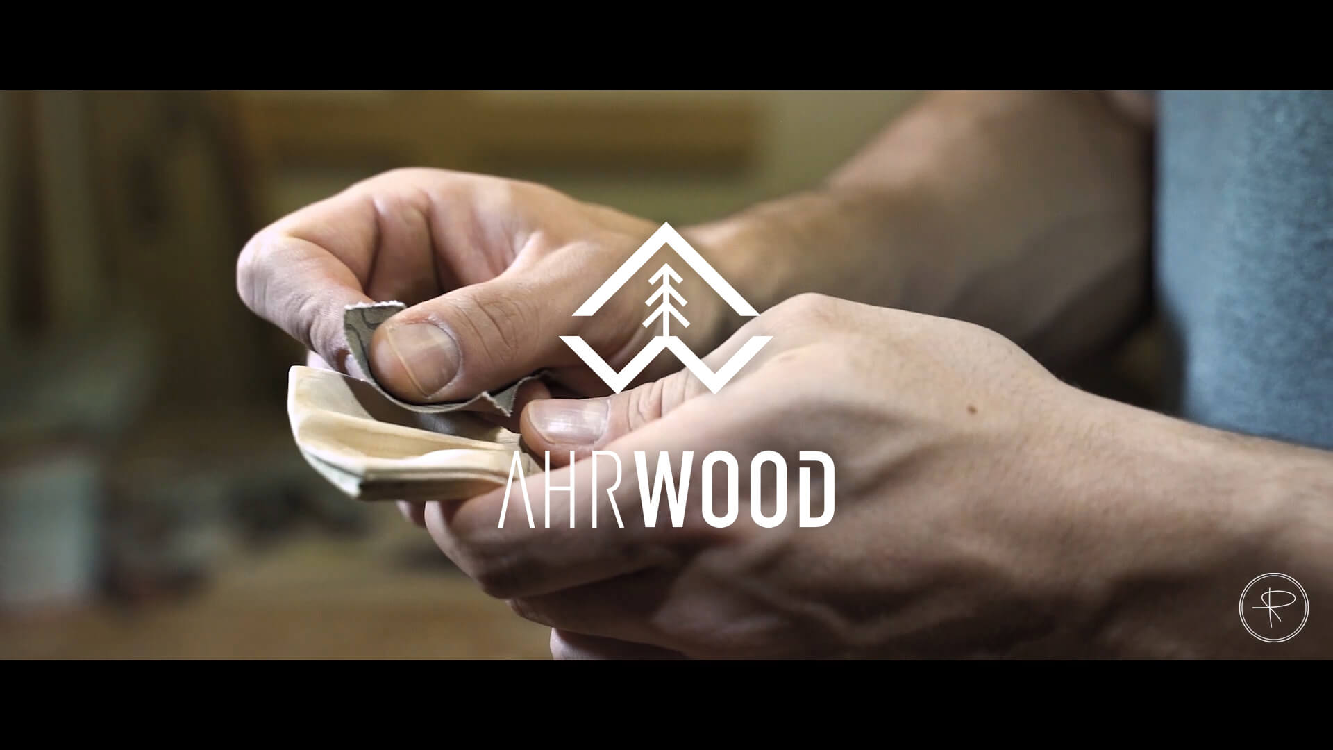 Load video: Produktion unserer Holzfliege Classic